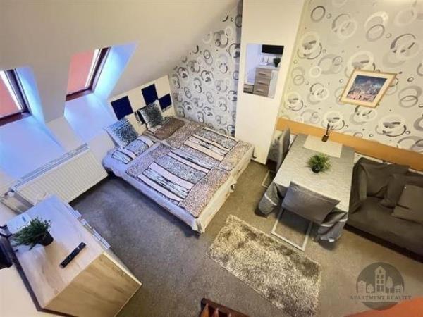 Pronájem, pěkný zařízený byt 1+1, 38m2, Na Slupi, Praha 2  Vyšehrad, společná zahrádka, internet