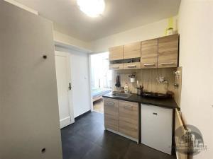 kuchyně s deformace, ploché panelové skříňky, kachličková podlaha, dřez, a backsplash