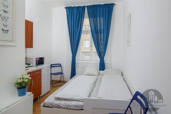 Pronájem, pěkný zařízený byt 1+kk, Čestmírova, Praha 4, internet, Erasmus