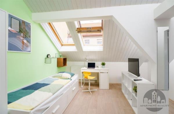 Pronájem, pěkný zrekonstruovaný zařízený byt 1+kk, Čestmírova, Praha 4 Nusle, internet