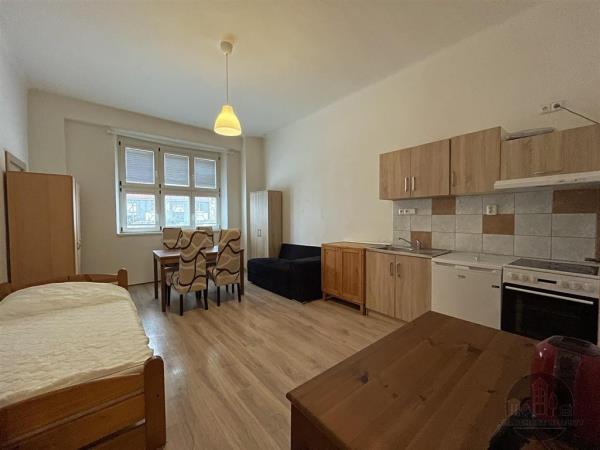 Pronájem, pěkný zařízený byt 1+kk, 5. května, Praha 4 Nusle
