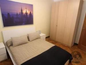 pokoj / ložnice s parketová podlaha
