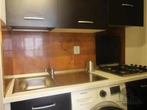 kuchyně s sporák, backsplash, černé skříňky, deformace, a pračka / sušička