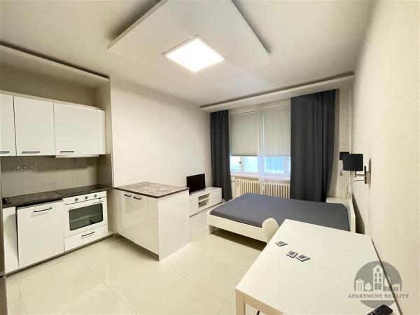Pronájem, pěkný moderně zařízený byt 1+kk, Sokolovská, Praha 8, internet, nedaleko metro Florenc