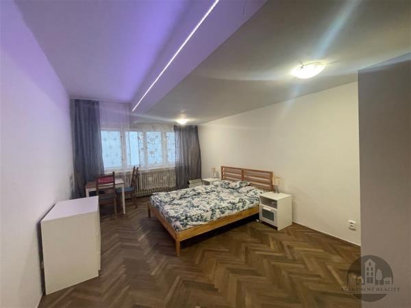 Pronájem, pěkný zařízený byt 1+kk, Sokolovská, Praha 8, nedaleko metro Florenc, internet