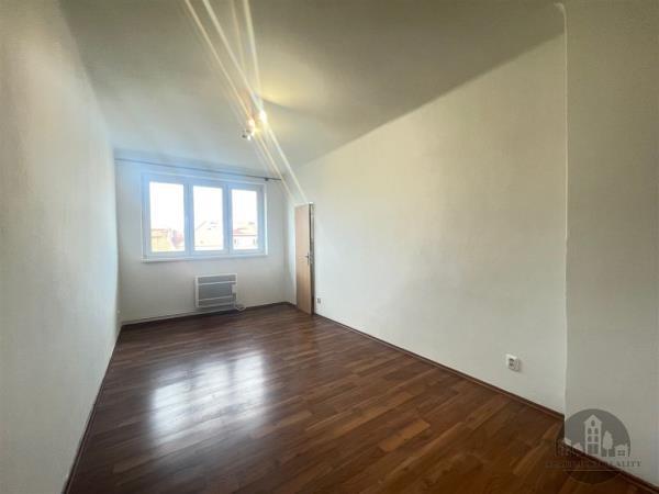 Pronájem, nezařízený byt 2+1, 55m2, Biskupcova, Praha 3, 2 oddělené ložnice