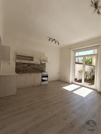 Pronájem, pěkný zrekonstruovaný byt 2+kk, U modřanské školy, Praha Modřany