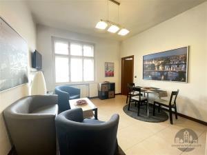 Jídelní kout s moderním designem, světlá dlažba, velká okna, dekorativní osvětlení, stylově zařízený, elegantní pocit pro pohodové stolování