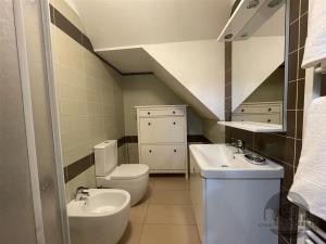 vana s zrcadlo, stěna dlaždic, kachličková podlaha, a klenutý strop
