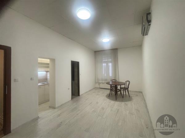 Pronájem, pěkný zcela nový nezařízený atelier 1+kk, Plzeňská, Praha 5 Smíchov, metro Anděl
